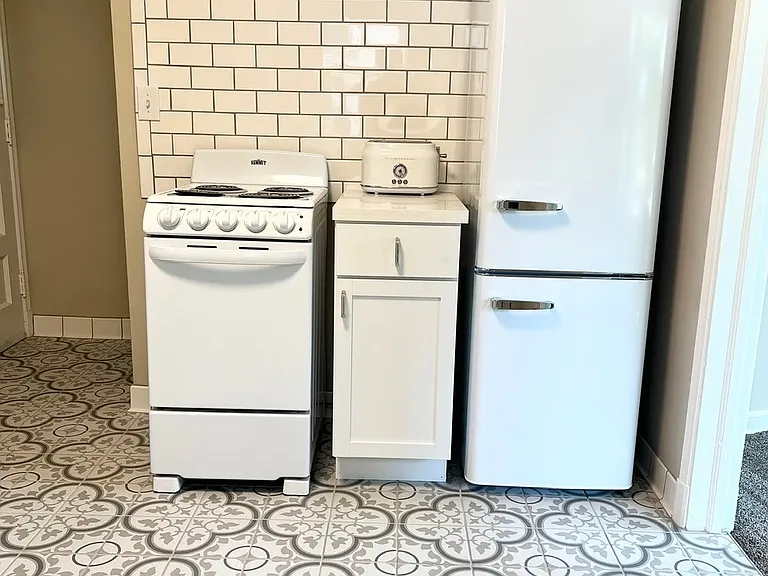 Kitchen features brand new vintage-style appliances!