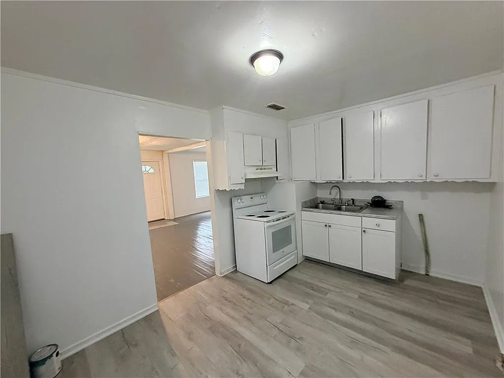 2 bed, 1.0 bath, 858 sqft, $1,100 — Photo 3