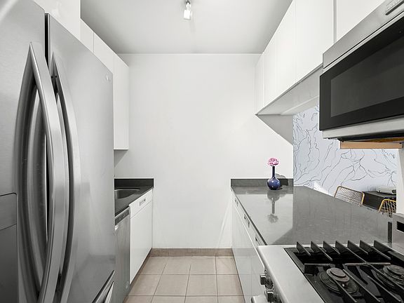 3rd image of 99 John St APT 1608