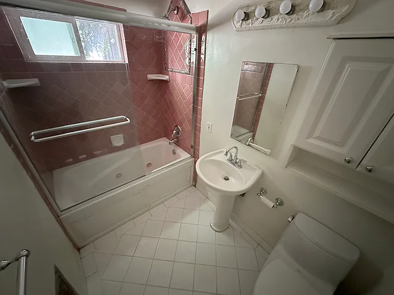 626 VETERAN AVE, Unit B, Westwood, CA 90024 - Bathroom