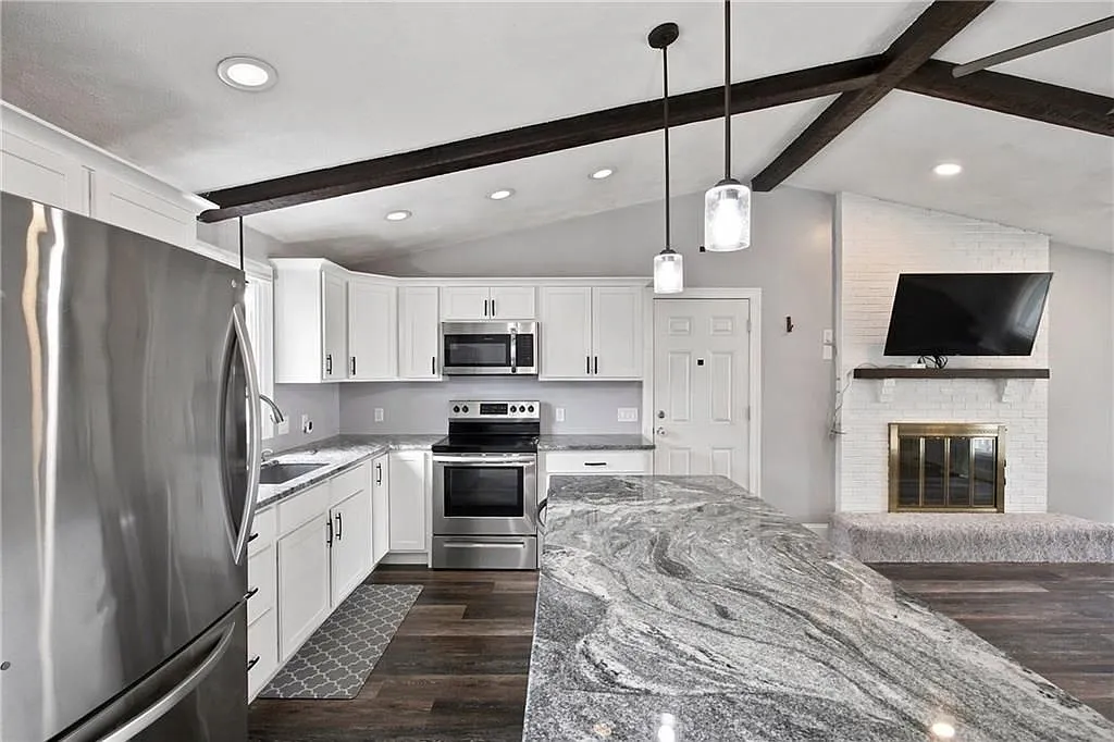 3 bed, 1.0 bath, 1048 sqft, $3,000 — Photo 3