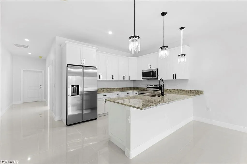 3 bed, 2.0 bath, 1300 sqft, $2,000 — Photo 3