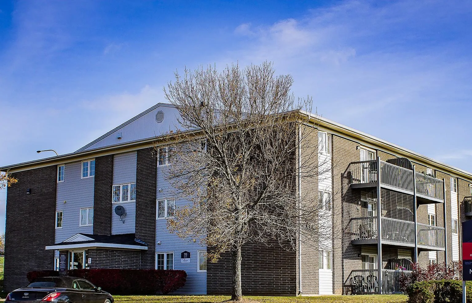715 Laurier Street — Photo 2