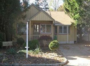 814 Washington Dr, Centerport, NY 11721