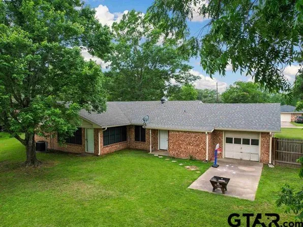 300 Joyner St, Omaha, TX 75571