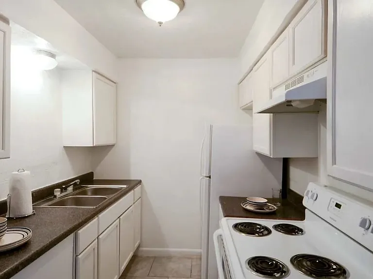 Las Brisas Apartments — Photo 4
