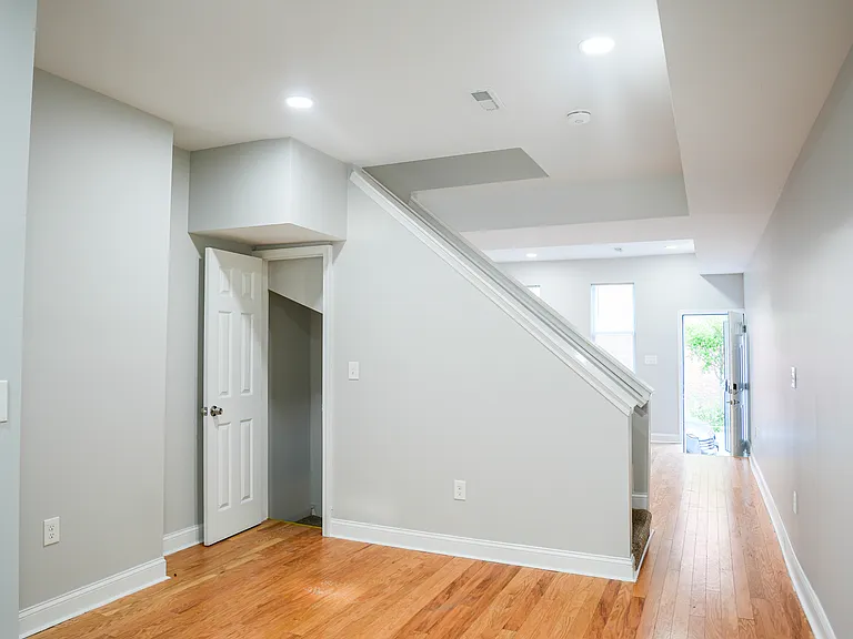 1613 N Spring St — Photo 4
