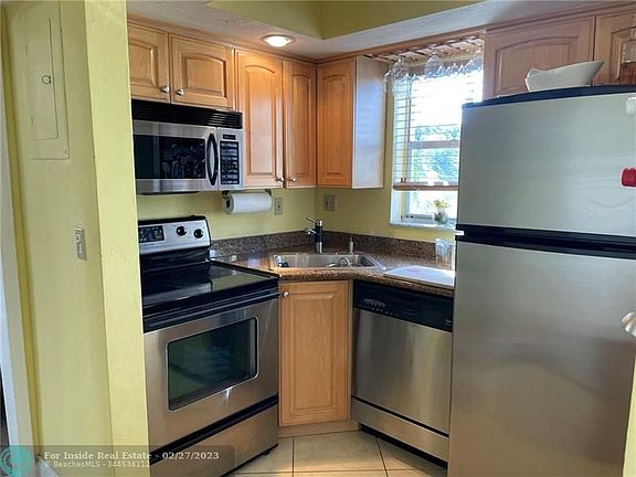 4th image of 901 NE 3rd St APT 205
