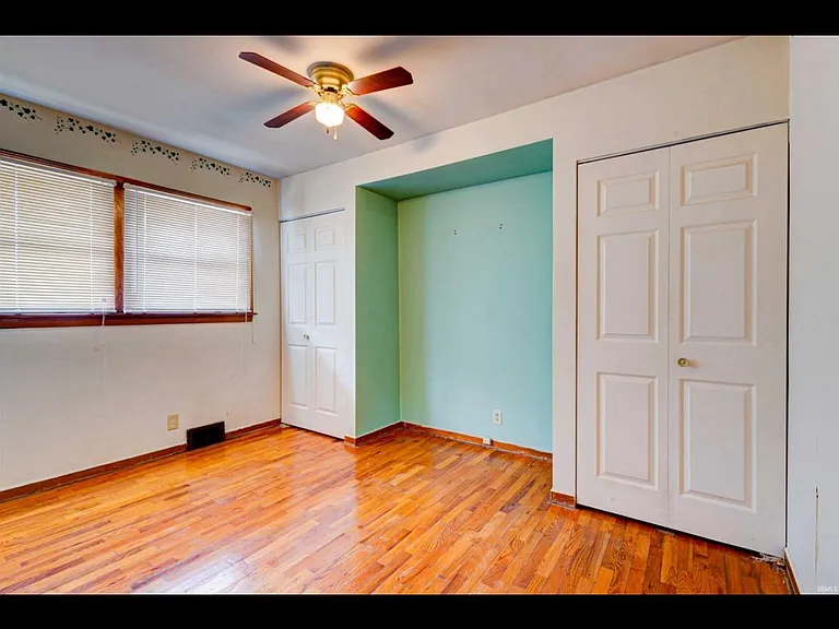 212 Westwood Dr — Photo 3