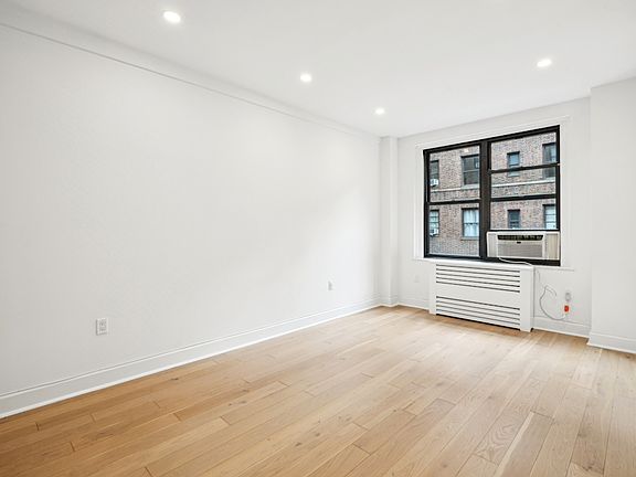 4th image of 160 E 48th St #13JA