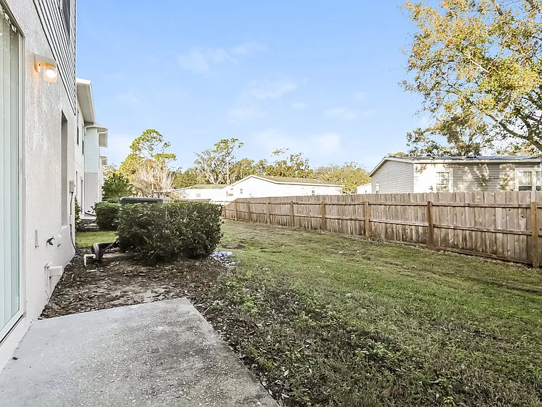 9852 Ashburn Lake Dr — Photo 17