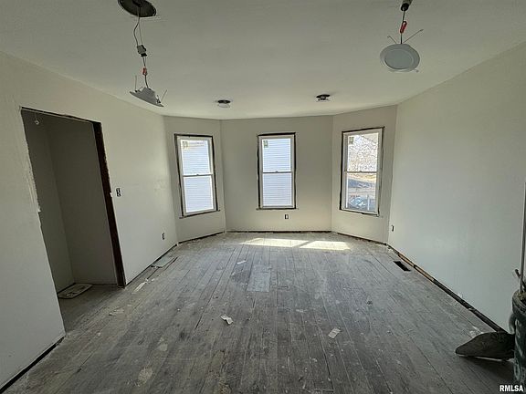 4th image of 402 E Maywood Ave