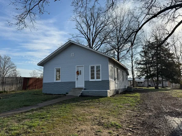 618 S McLeansboro St, Benton, IL 62812