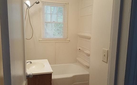5th image of 910 W Lusher Ave