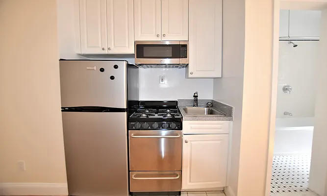 Rented by Manhattan Realty Group | media 3