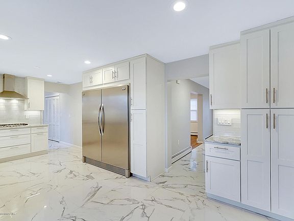 4th image of 578 Monmouth Pl
