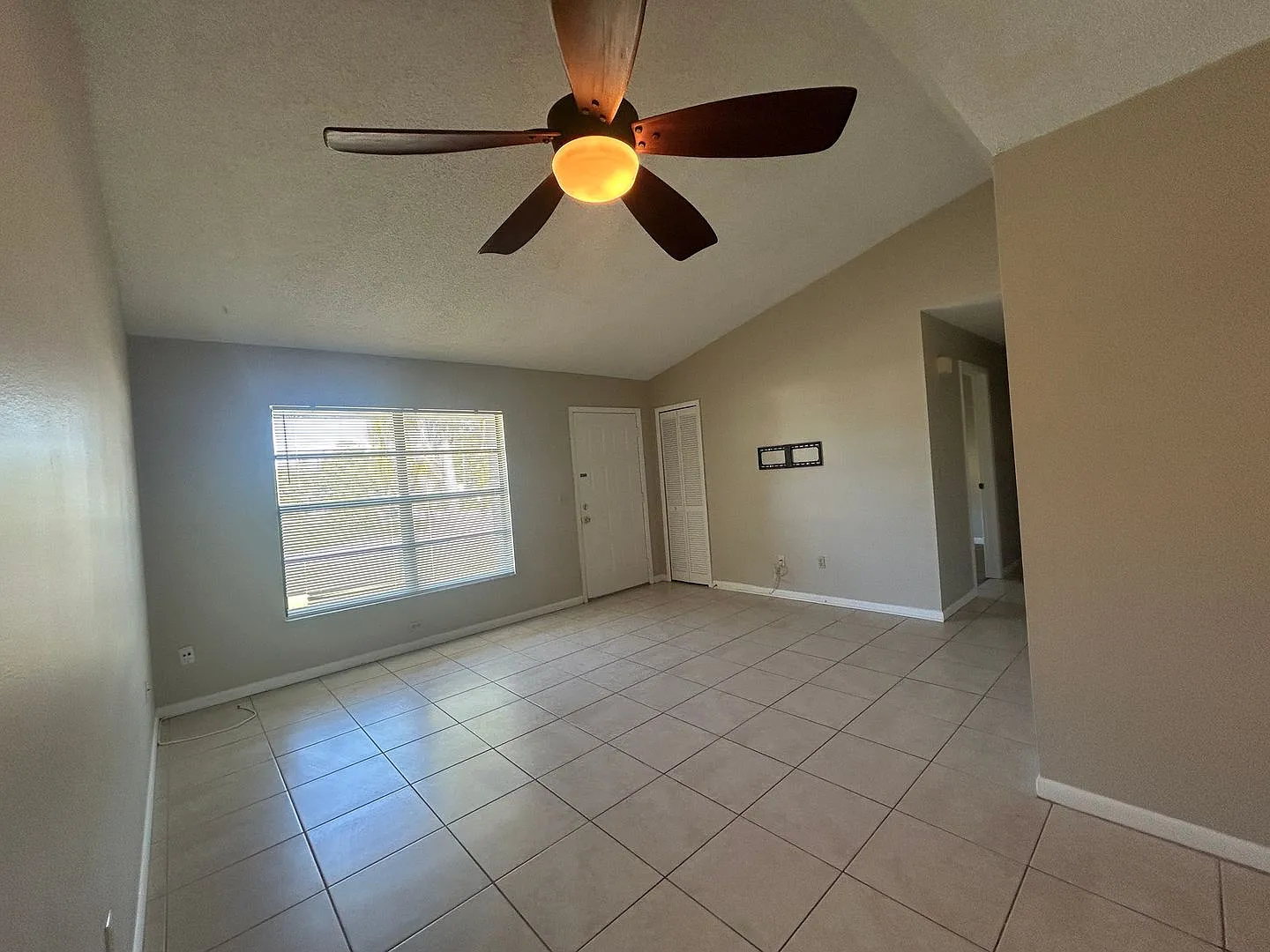 Charming 1 Story Stucco Home - 3 bed 2 bath & 2 car Garage with large back yard! — Photo 4