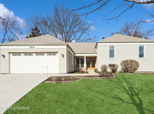 1530 Creekside Cv, Wheaton, IL 60189