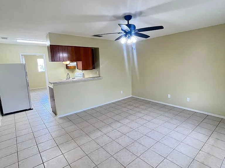 Town Oaks Apartments — Photo 16