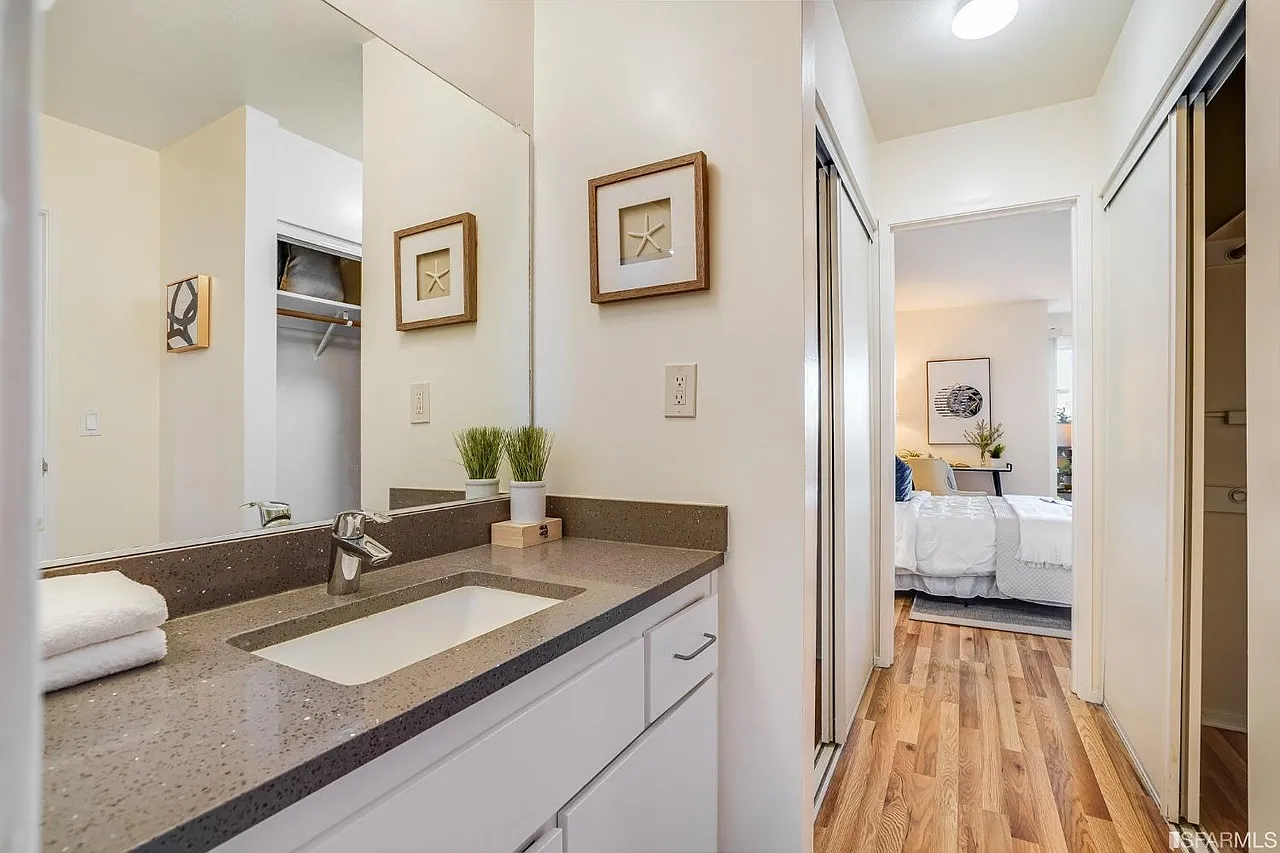 Studio, 592 sqft, $4,300 — Photo 4