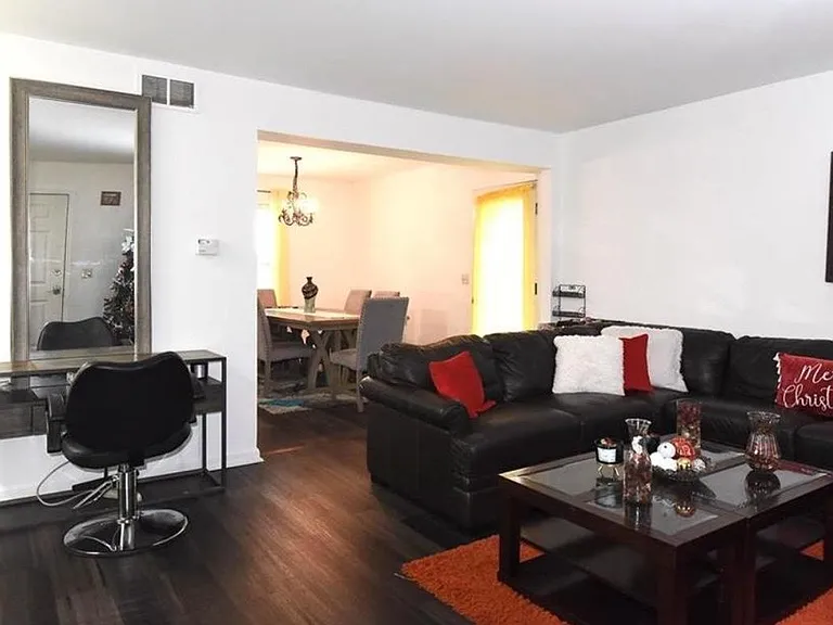 622 John St — Photo 3