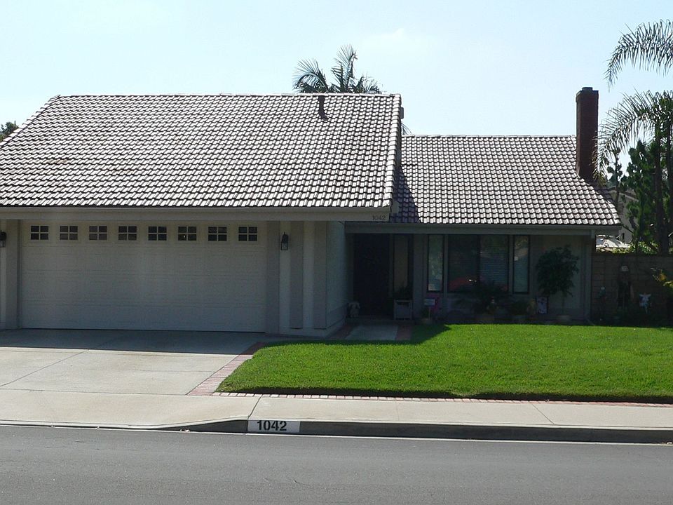 1st image of 1042 Avenida Loma Vis
