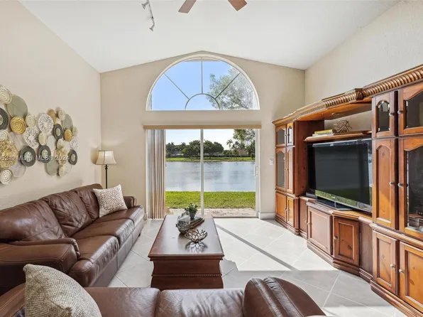 22042 SW 95th Pl, Cutler Bay, FL 33190