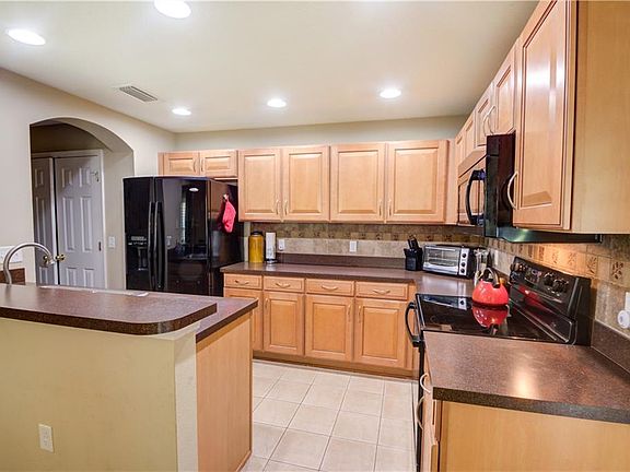 5th image of 10838 Kensington Park Ave