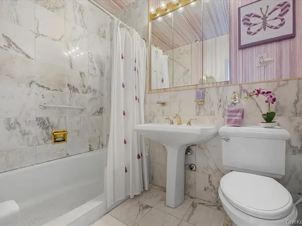 27010 Grand Central Pkwy APT 21M, Floral Park, NY 11005