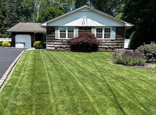 5 Robert Ct, Shoreham, NY 11786