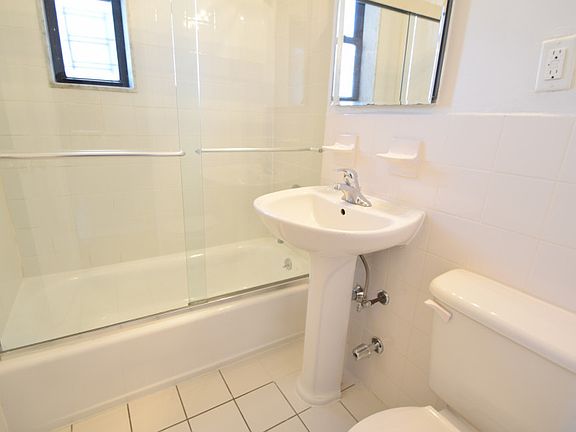 River hill Gardens - MHC Bathroom