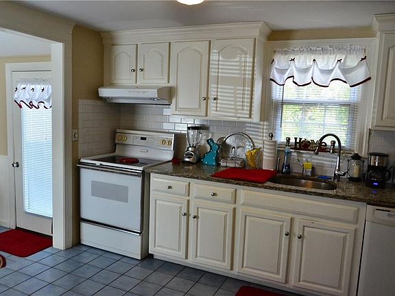 4th image of 34 Parkway Dr