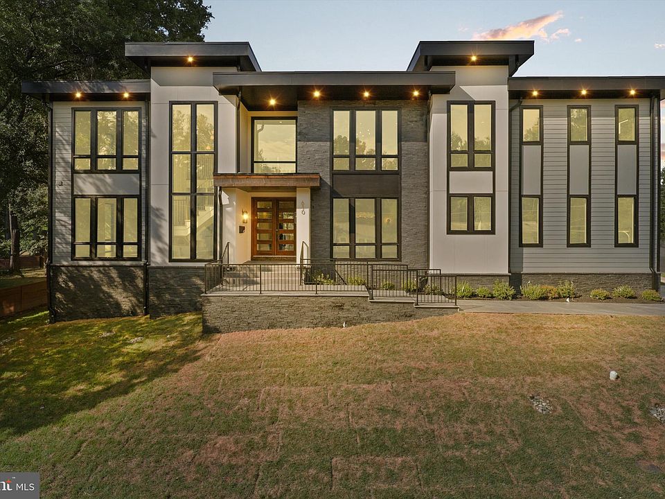 1st image of 610 Delano Dr SE