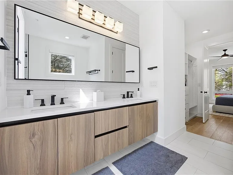 Markham St SW — Photo 32