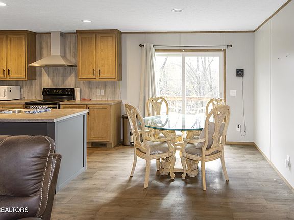 4th image of 700 Elaine Dr