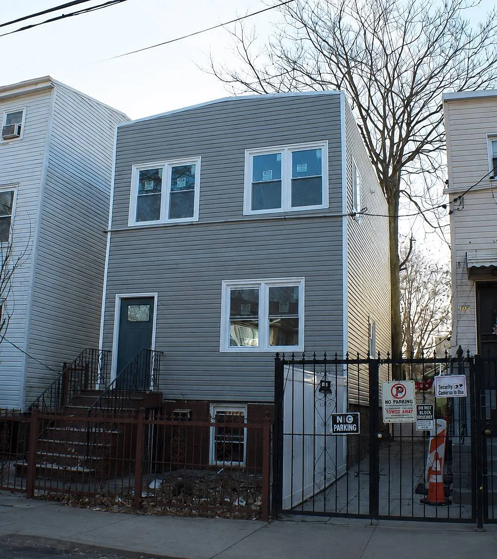 2 bed, 1.0 bath, 1300 sqft, $2,900 — Photo 1