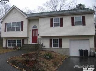 3 Ord Ct, Middle Island, NY 11953