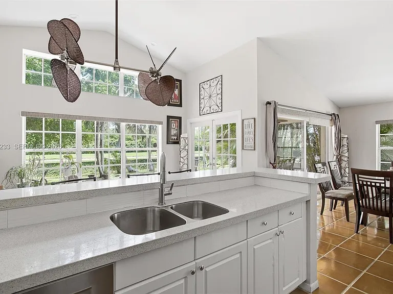 411 Bermuda Springs Dr — Photo 16