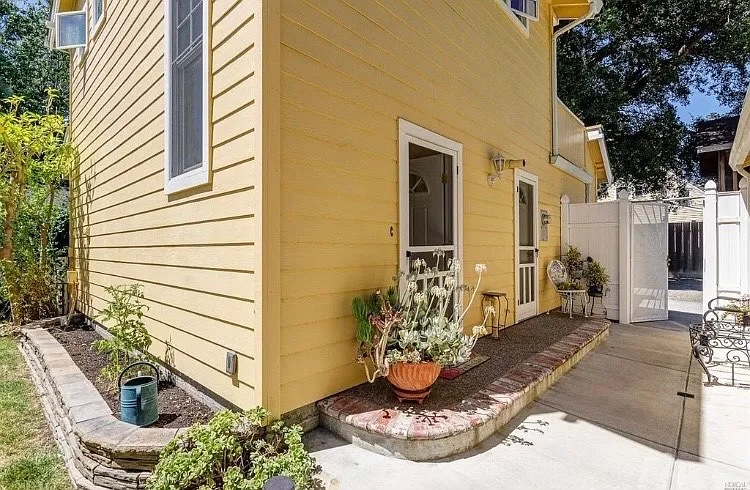 153 W F St — Photo 4