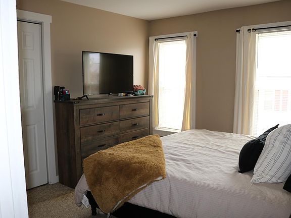 2nd floor bedroom with closet