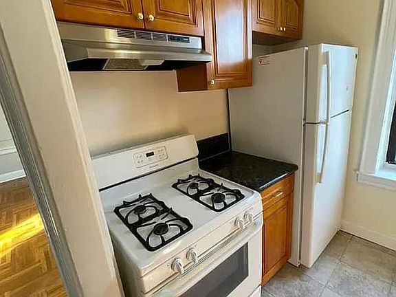 5th image of 1310 Sheridan Ave APT 2