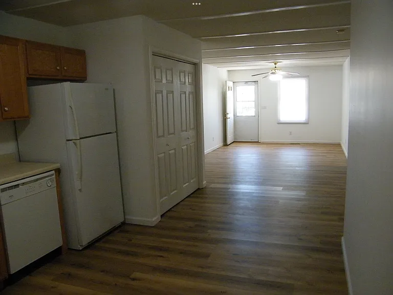 314 E Walnut St — Photo 4