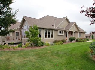 310 Eagles Cove Cir, North Prairie, WI 53153