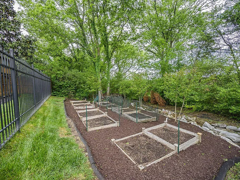 2256 Westwood Dr — Photo 30