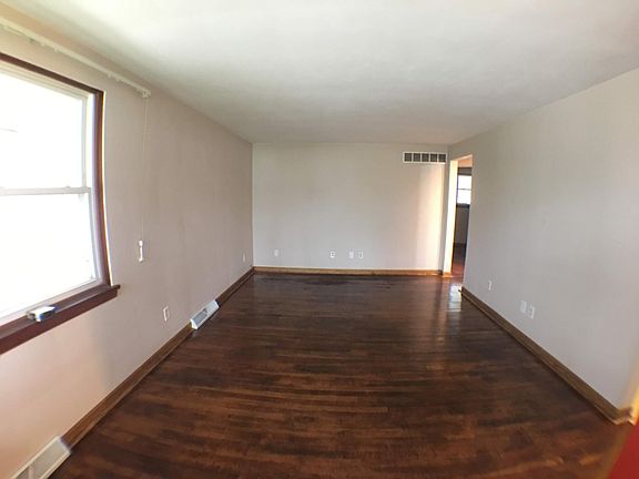 2nd image of 2115 W Hudson St