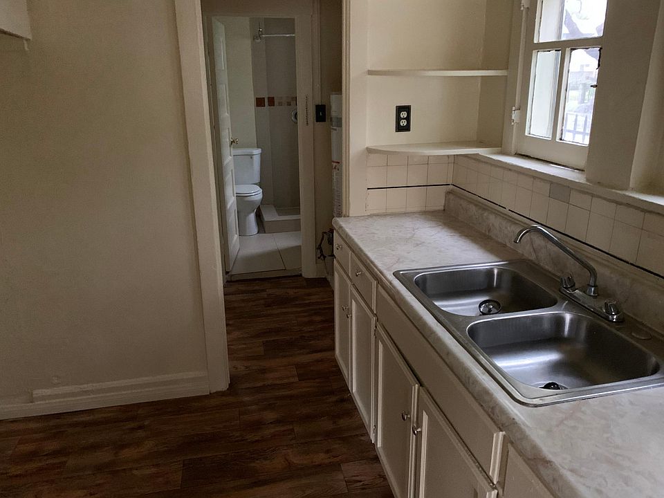 2nd image of 567 N Oakland Ave APT 1