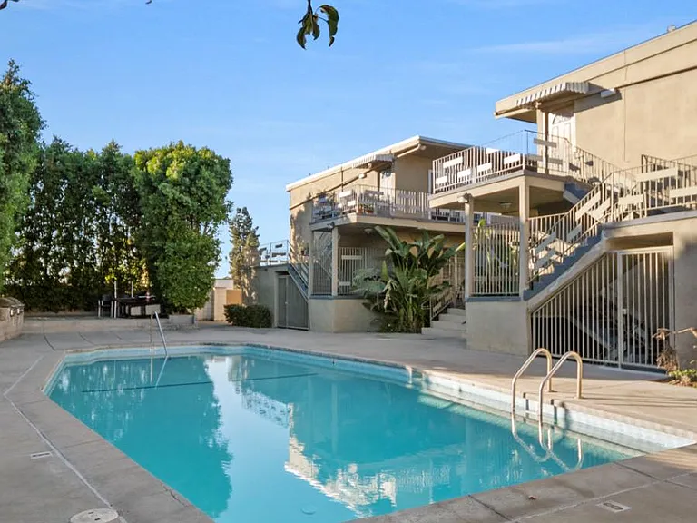 Tarzana Courtyard — Photo 6