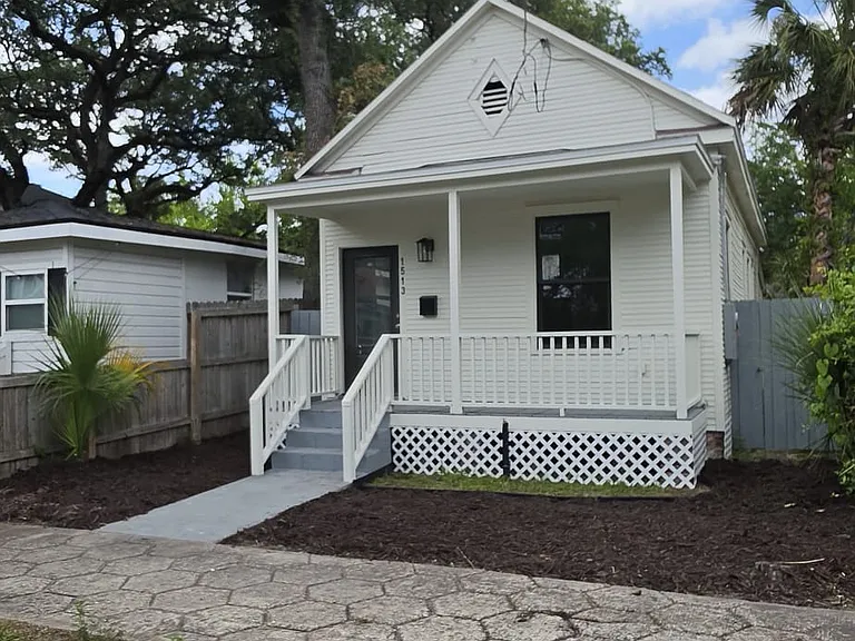 1513 Ionia St — Photo 9