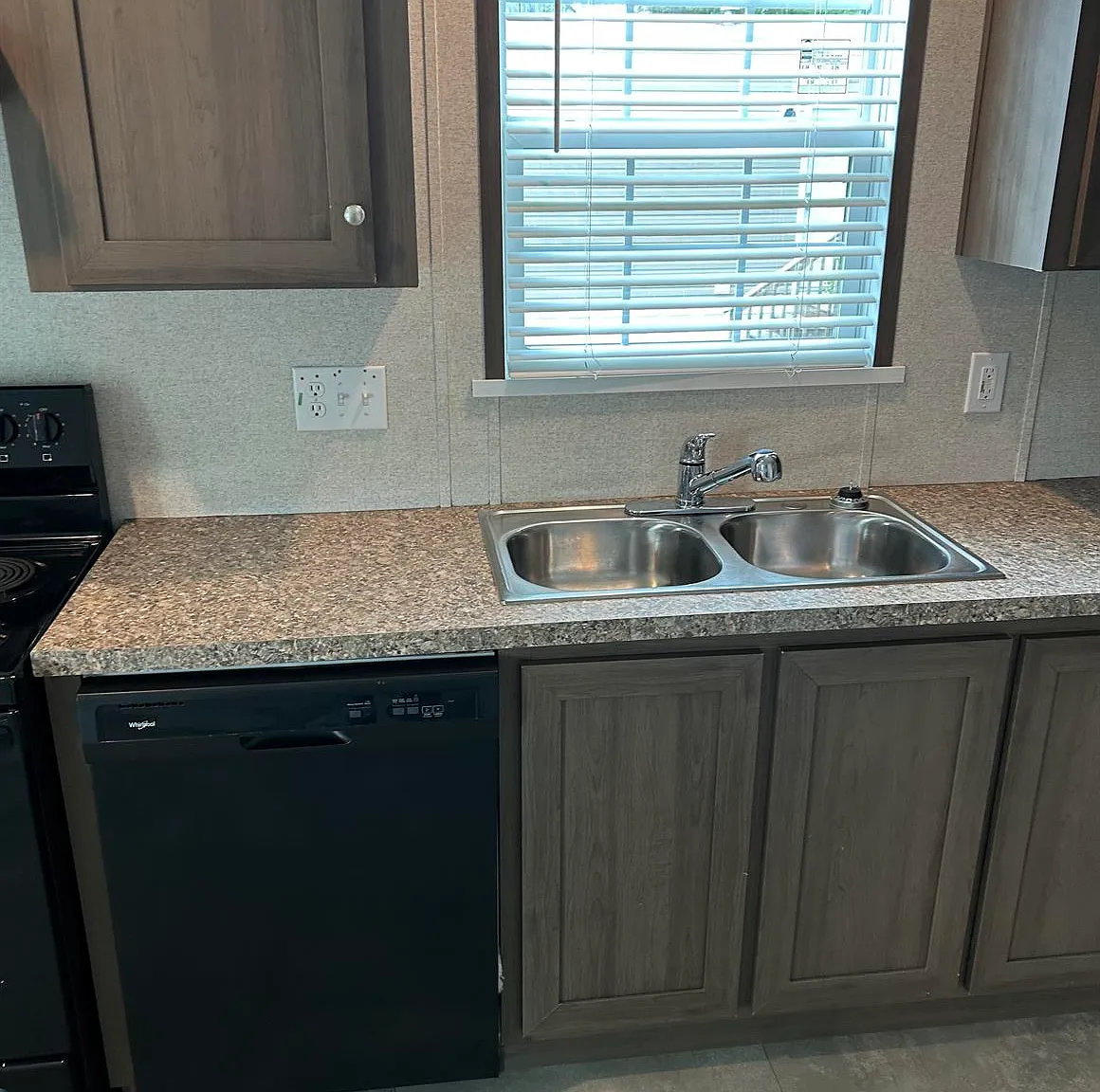 3 bed, 1280 sqft, $949 — Photo 3