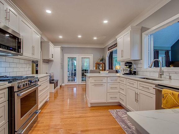 4th image of 105 Oak View Dr W